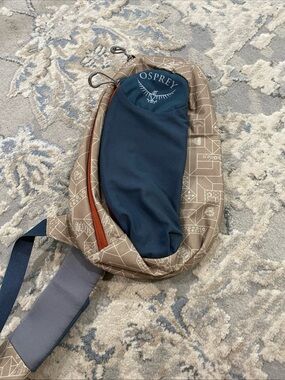 Osprey Daylite Sling Bag Crossbody Backpack Tan Concrete Geometric Print hiking